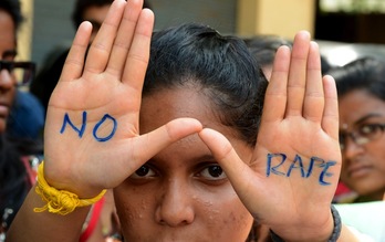 Una estudiante participa en una protesta contra las violaciones en la localidad de Hyderabad. (Noah SEELAM/AFP)