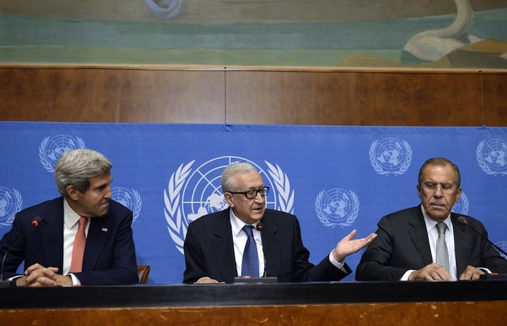 Kerry (EEUU), Brahimi (ONU) y Lavrof (Rusia) tras su encuentro en Ginebra. (Philippe DESMAZE / AFP)
