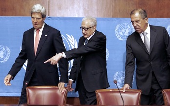 Kerry (EEUU), Brahimi (ONU) y Lavrof (Rusia) tras su encuentro en Ginebra. (Philippe DESMAZE / AFP)