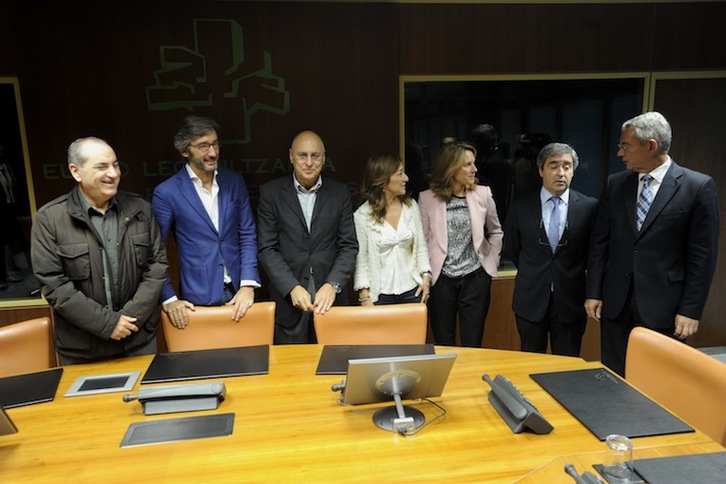 Las delegaciones del PNV, PSE y PP, en la reunión que mantuvieron la semana pasada. (Juanan RUIZ/ARGAZKI PRESS)