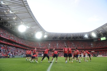 Athleticeko jokalariak, San Mames Barriaren berdegunean. (ARGAZKI PRESS)