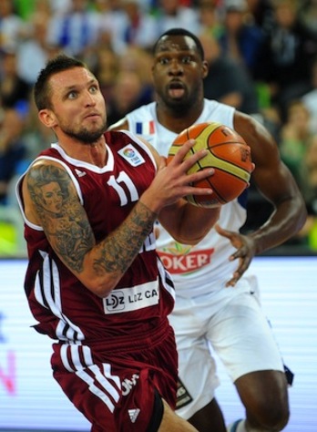 Un lance del encuentro entre Francia y Letonia. (Andrej ISAKOVIC/AFP PHOTO)