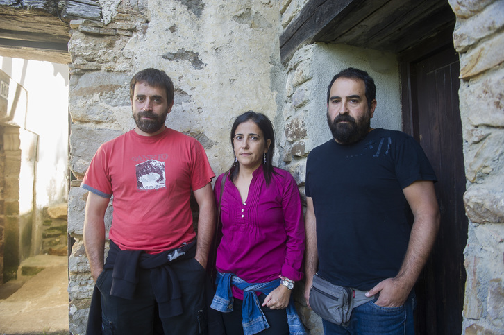 Xabier Gorostiaga, a la derecha, junto a sus hermanos Zigor y Esti.  (Luis JAUREGIALTZO / ARGAZKI PRESS)