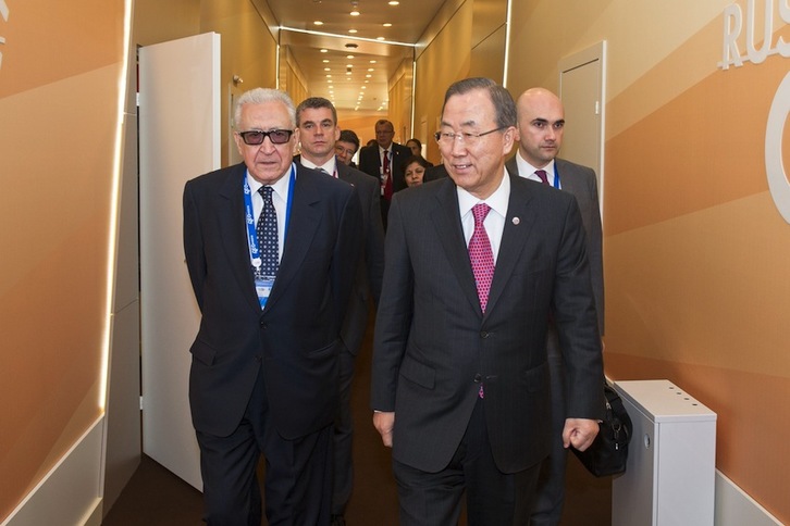 Ban Ki-moon, junto a Lakhdar Brahimi, enviado especial de la ONU y la Liga Áraba para Siria, el pasado 6 de setiembre. (Eskinder DEBEBE/AFP)