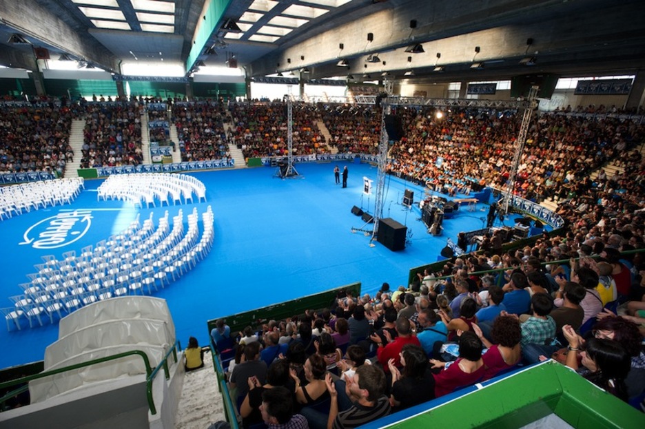 Anaitasunaren erdian 600 aulki huts jarri dituzte, euskal presoak irudikatzeko. (Iñigo URIZ/ARGAZKI PRESS) Anaitasunaren erdian 600 aulki huts jarri dituzte, euskal presoak irudikatzeko. (Iñigo URIZ/ARGAZKI PRESS)