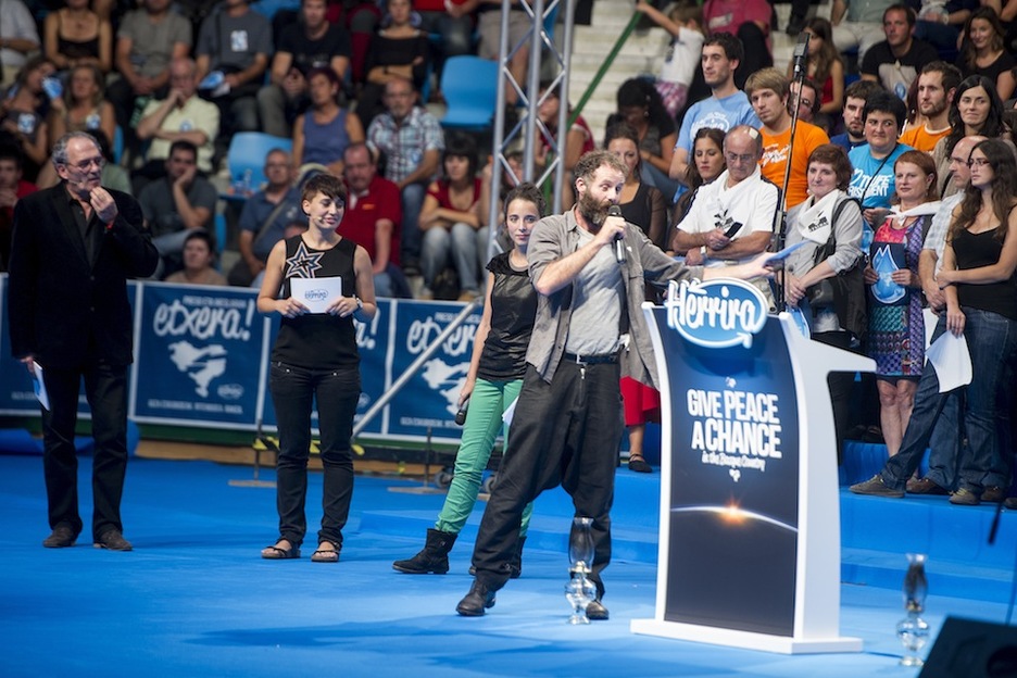 Carlos Olalla, Maite Bidarte, Gotzon Sanchez eta Miren Amuriza, aurkezpen lanetan. (Iñigo URIZ/ARGAZKI PRESS) Carlos Olalla, Maite Bidarte, Gotzon Sanchez eta Miren Amuriza, aurkezpen lanetan. (Iñigo URIZ/ARGAZKI PRESS)