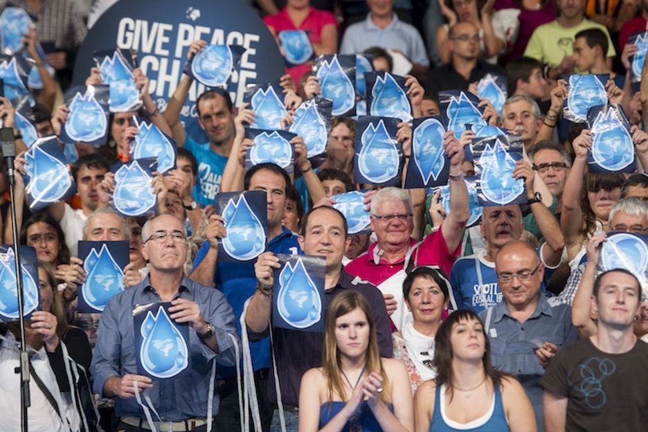 Urtarrilean Bilbon tantaz tanta osatu nahi den olatua irudikatu dute. (Iñigo URIZ/ARGAZKI PRESS) Urtarrilean Bilbon tantaz tanta osatu nahi den olatua irudikatu dute. (Iñigo URIZ/ARGAZKI PRESS)