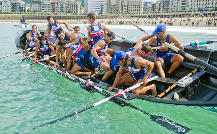 La trainera de Urdaibai tras finalizar la regata de La Concha. (Juan Carlos RUIZ / ARGAZKI PRESS)