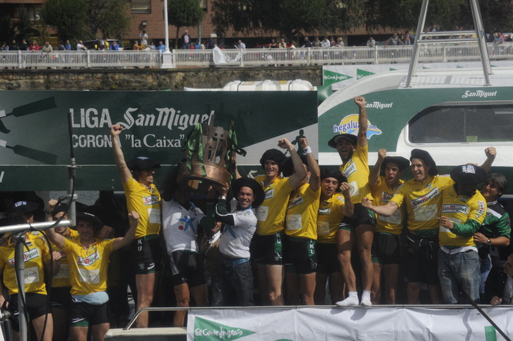 Kaikuko arraunlariak garaipena ospatzen. (ARGAZKI PRESS)