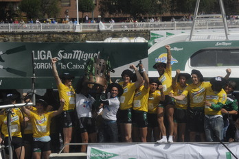 Kaikuko arraunlariak garaipena ospatzen. (ARGAZKI PRESS)