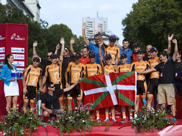El equipo Euskaltel en el podio final. (Jaime REYNA / AFP)