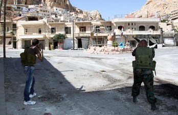 Soldados del Ejército disparan contra los rebeldes en Maalula. (AFP)