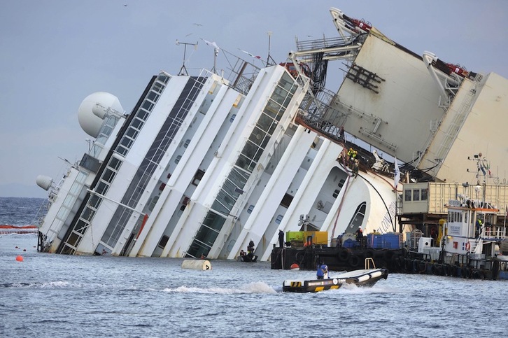 Los especiaistas ya han comenzado las labores para enderezar el Costa Concordia. (Andreas SOLARO/AFP)