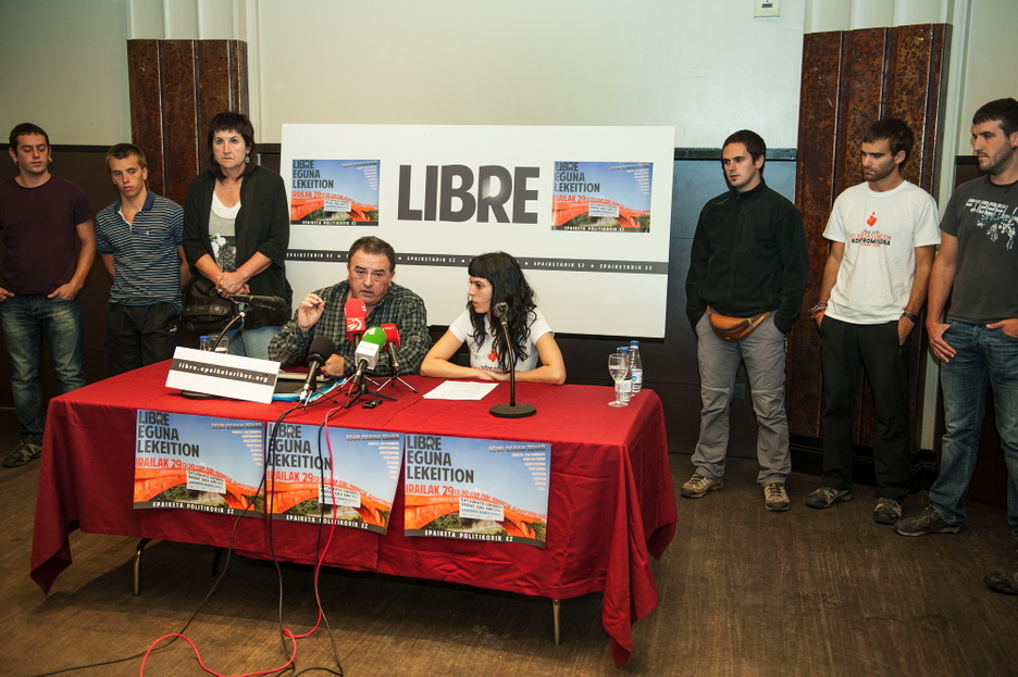 Karmelo Landa eta Nahaia Aguado auzipetuak mahaiean, bi sumarioetako auzipetuen babesean. (Jon HERNAEZ / ARGAZKI PRESS)