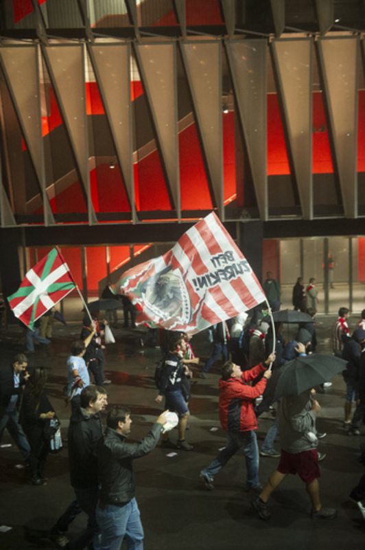 Los aficionados volvieron a poner el ambiente en las inmediaciones del estadio antes de arrancar el partido. (Luis JAUREGIALTZO/ARGAZKI PRESS)