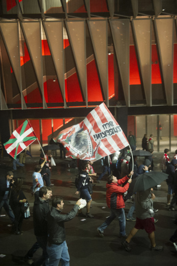 Los aficionados volvieron a poner el ambiente en las inmediaciones del estadio antes de arrancar el partido. (Luis JAUREGIALTZO/ARGAZKI PRESS)