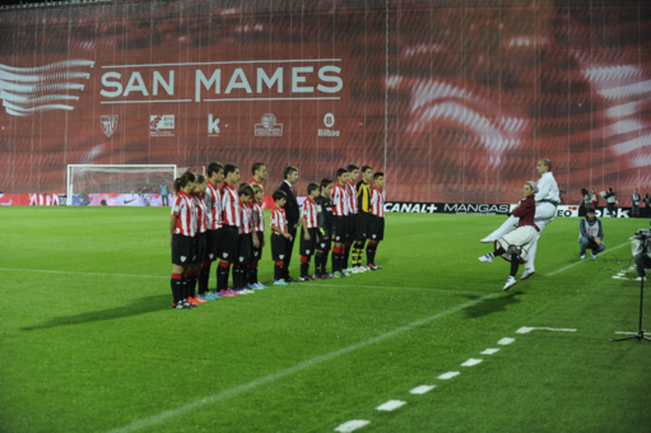 Partida hasi aurretiko ekitaldia, Josu Urrutia presidentea erdian dela. (Luis JAUREGIALTZO/ARGAZKI PRESS) Partida hasi aurretiko ekitaldia, Josu Urrutia presidentea erdian dela. (Luis JAUREGIALTZO/ARGAZKI PRESS)