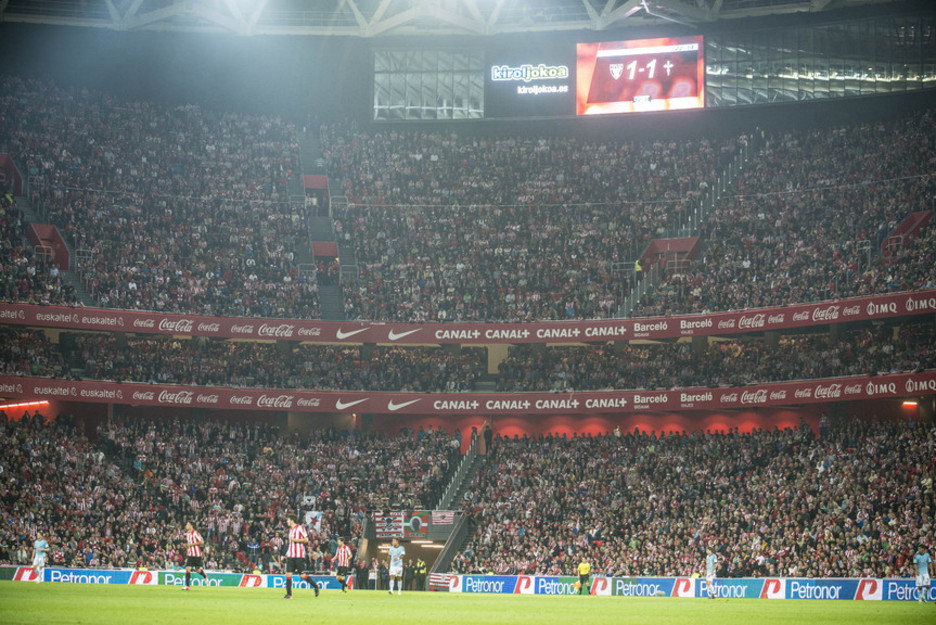 Markagailua, eserlekuen gain gainean, eta jendetza San Mames Barrian. (Jon HERNAEZ/ARGAZKI PRESS) Markagailua, eserlekuen gain gainean, eta jendetza San Mames Barrian. (Jon HERNAEZ/ARGAZKI PRESS)