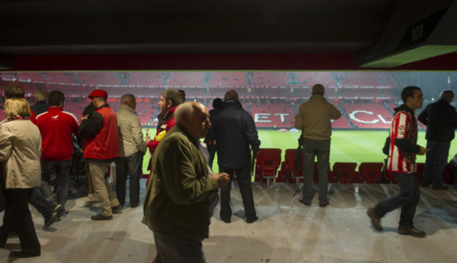 Bazkideak, beren lekua bilatzen norgehiagoka hasi aurretik. (Luis JAUREGIALTZO/ARGAZKI PRESS) Bazkideak, beren lekua bilatzen norgehiagoka hasi aurretik. (Luis JAUREGIALTZO/ARGAZKI PRESS)