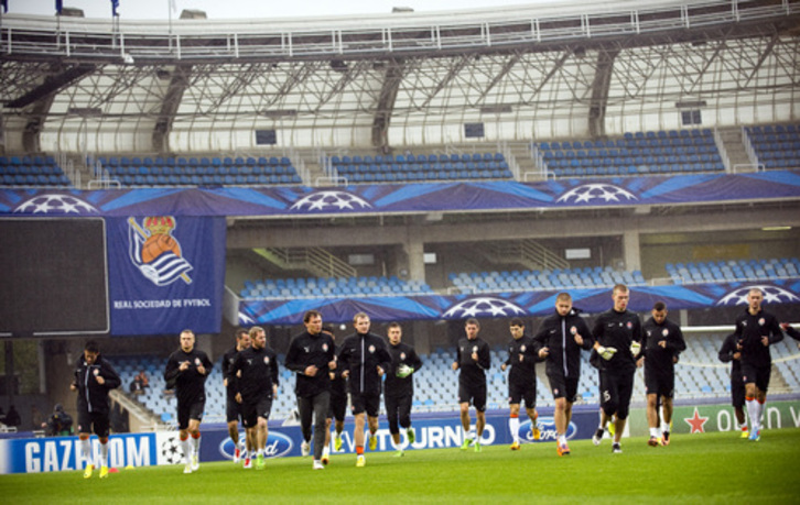 Los hombres del Shakhtar entrenan sobre el césped de Anoeta. (Juan Carlos RUIZ/ARGAZKI PRESS)