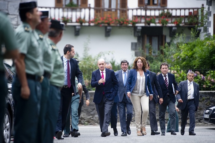 Carmen Alba Jorge Fernandez Diaz Barne ministro espainolarekin, Leitzan, Maxurreneako kuartela bisitatzen. (Iñigo URIZ/ARGAZKI PRESS)