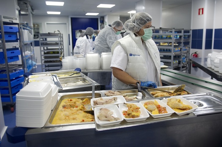 Instalaciones de las cocinas del Complejo Hospitalario de Nafarroa (CHN). (Idoia ZABALETA/ARGAZKI PRESS)