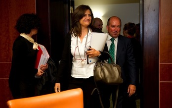 La delegada general de Onkologikoa, Almudena Moreno, a su llegada al Parlamento de Gasteiz. (Raul BOGAJO/ARGAZKI PRESS)