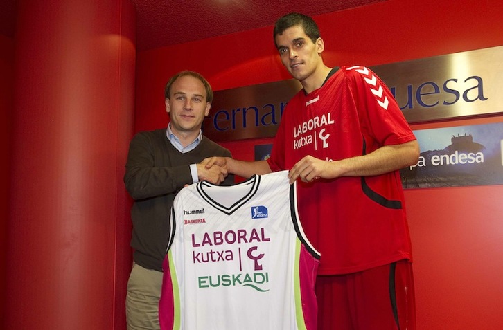 Leo Mainoldi y el director deportivo del Baskonia, Félix Fernández. (Raúl BOGAJO/ARGAZKI PRESS)