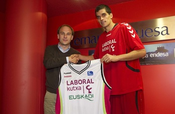 Leo Mainoldi y el director deportivo del Baskonia, Félix Fernández. (Raúl BOGAJO/ARGAZKI PRESS)