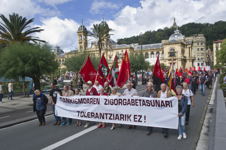 Manifestación contra la impunidad del franquismo, el pasdado domingo en Donostia. (Jon URBE/ARGAZKI PRESS)