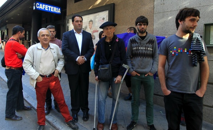 Solabarria y Button, arropados por los diputados Sabino Cuadra y Jon Iñarritu. (NAIZ.INFO)