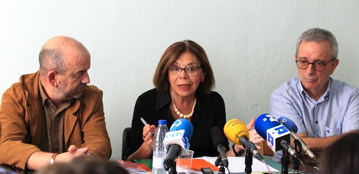 La abogada Ana Mesutti, junto a Manuel Blanco Chivite y Bonifacio Sánchez, representantes de dos de las organizaciones de víctimas de la represión. (NAIZ.INFO)