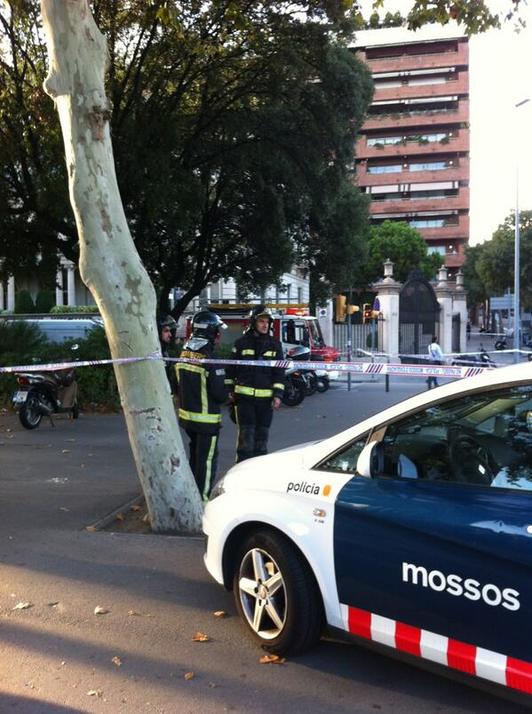 Bomberos y Mossos d'Esquadra, en la zona acordonada. (@DiegoSanchezMtz)