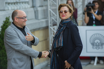José Luis Rebordinos recibe a Annette Bening a su llegada al hotel María Cristina. (Andoni CANELLADA/ARGAZKI PRESS)