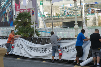 Operarios trabajan a destajo pocas horas antes de arrancar Zinemaldia. (Andoni CANELLADA/ARGAZKI PRESS)