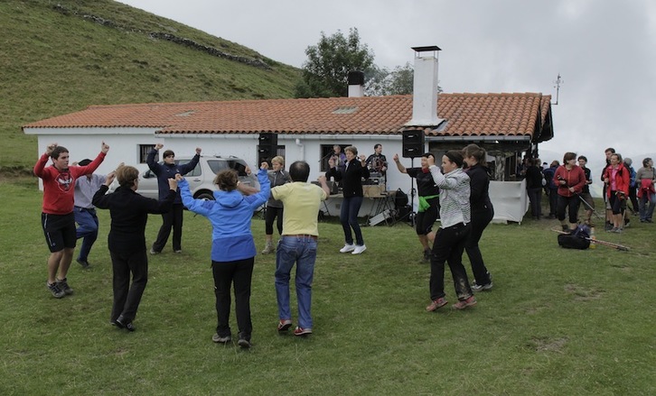 Iraileko igandeetan izaten dira erromeriak Zelatunen. (Gotzon ARANBURU)