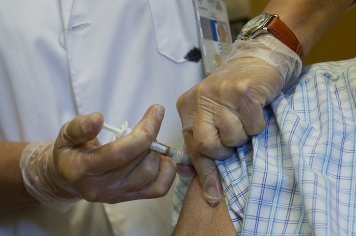 Una persona recibe la vacuna contra la gripe. (Andoni CANELLADA/ARGAZKI PRESS)