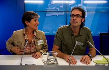 Laura Mintegi y Julen Arzuaga han presentado sus aportaciones al Plan de Paz. (Raúl BOGAJO/ARGAZKI PRESS)