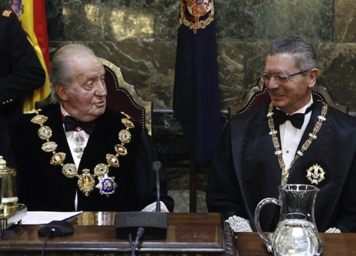 El ministro español de Justicia, Alberto Ruiz-Gallardón, junto a Juan Carlos de Borbón, en la inauguración del Año Judicial. (Ángel DÍAZ/AFP PHOTO)