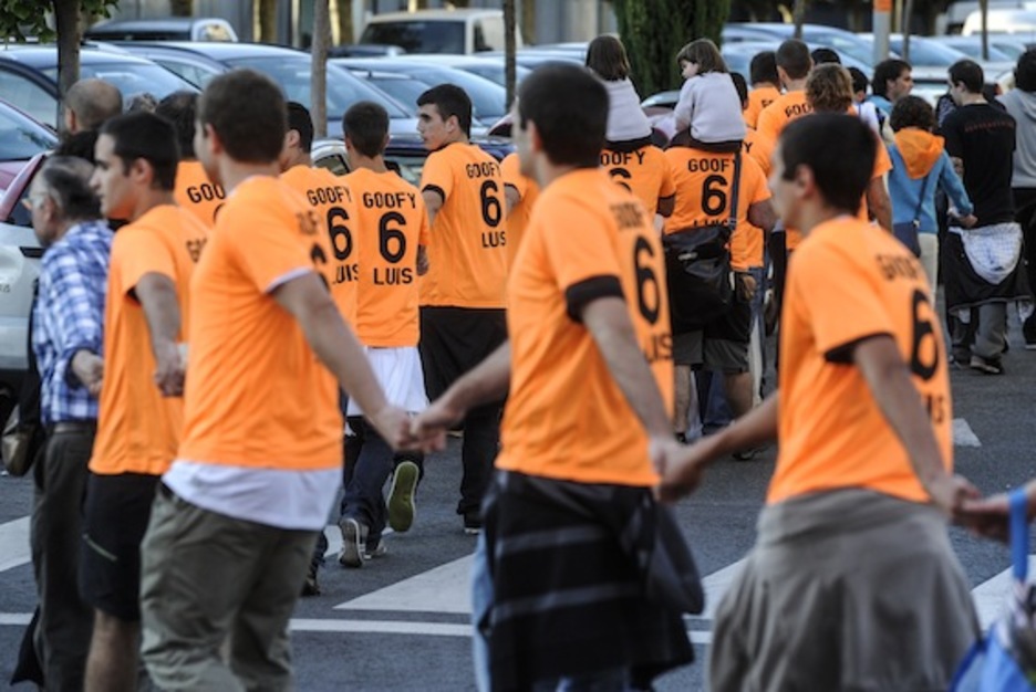 Goñiren rubgy taldeko kideak ere giza katean izan dira. (Jagoba MANTEROLA/ARGAZKI PRESS)