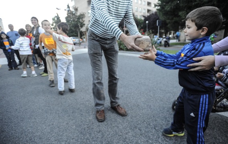 Luis Goñik bideo batean erakutsitako harria, eskuz esku ibili da. (Jagoba MANTEROLA/ARGAZKI PRESS)