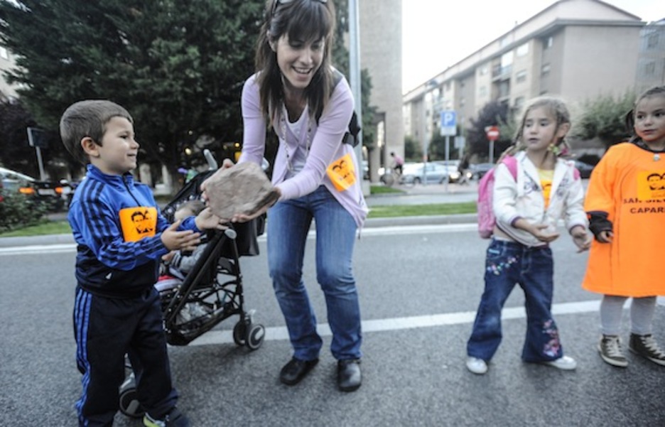 Gazteenek ere pasa dute herri harresia eraikitzen lagunduko duen harria. (Jagoba MANTEROLA/ARGAZKI PRESS)