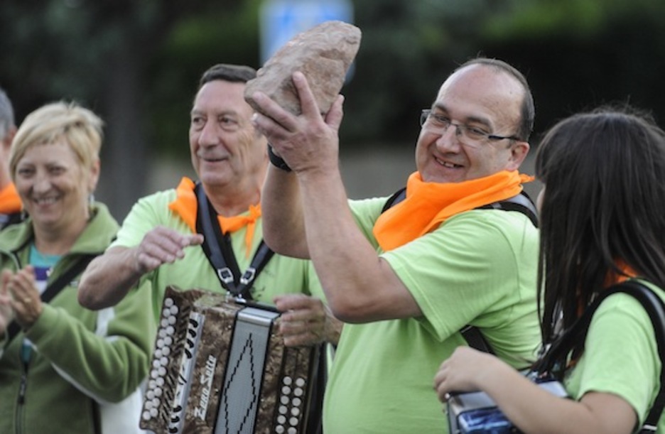 Trikitilariak, lekukoa elkarri pasatzen. (Jagoba MANTEROLA/ARGAZKI PRESS)
