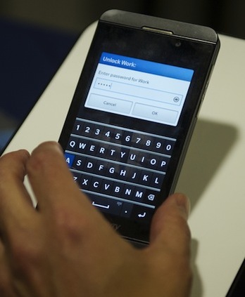 Un usuario, con un dispositivo Blackberry. (Saul LOEB/AFP PHOTO