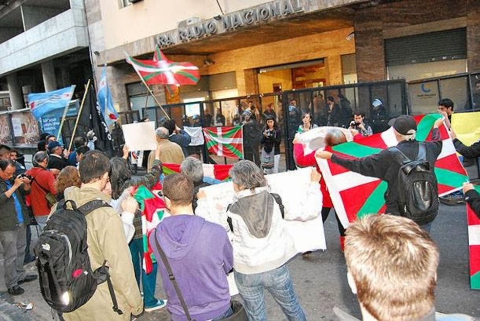 Decenas de personas se han concentrado frente a las instalaciones de la Radio Nacional de Argentina. Decenas de personas se han concentrado frente a las instalaciones de la Radio Nacional de Argentina.