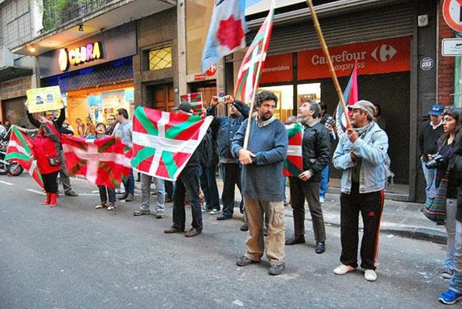 Los concentrados han portado ikurriñas y carteles con fotografías de Unai Romano.