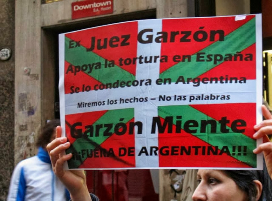 Carteles mostrados durante el escrache. Carteles mostrados durante el escrache.