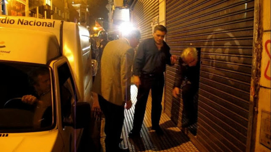 Garzón sale de la radio escoltado y por la puerta trasera. Garzón sale de la radio escoltado y por la puerta trasera.