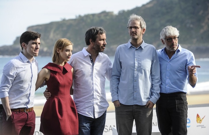 El director Denis Villeneuve en el centro junto a la actiz Sarah Gadon y otros miembros del equipo. (Jagoba MANTEROLA / ARGAZKI PRESS)