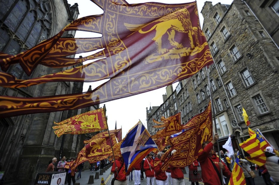 Edinburgoko kaleak hartu dituzte independentzia zaleek. Edinburgoko kaleak hartu dituzte independentzia zaleek.